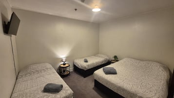 Habitación cuádruple | Wifi gratis y ropa de cama