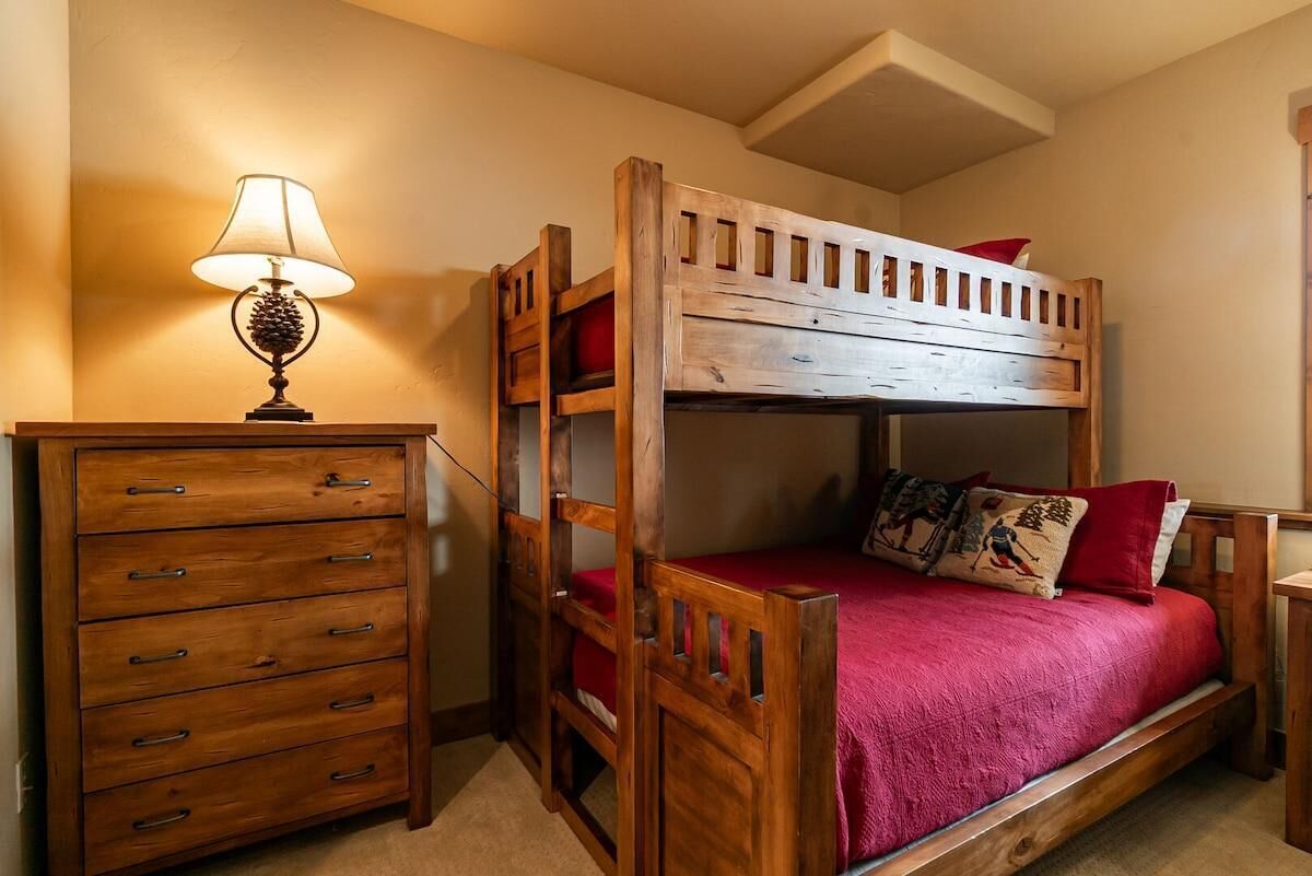 5 bedrooms, iron/ironing board, Internet, bed sheets