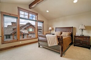 5 bedrooms, desk, iron/ironing board, free WiFi