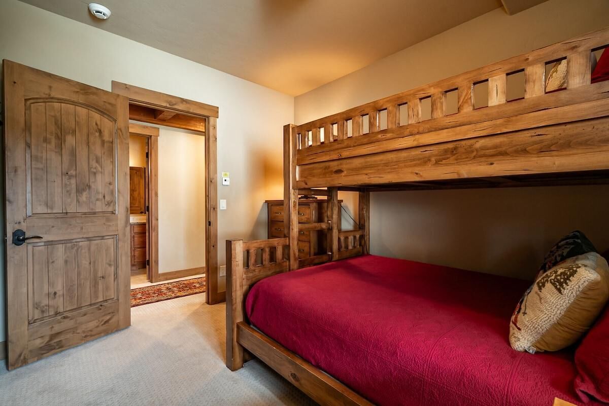5 bedrooms, iron/ironing board, Internet, bed sheets