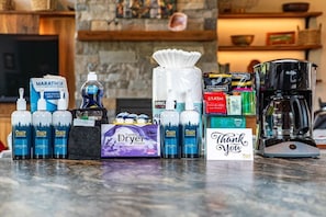 Un comptoir de cuisine avec divers produits de toilette et une machine à café.