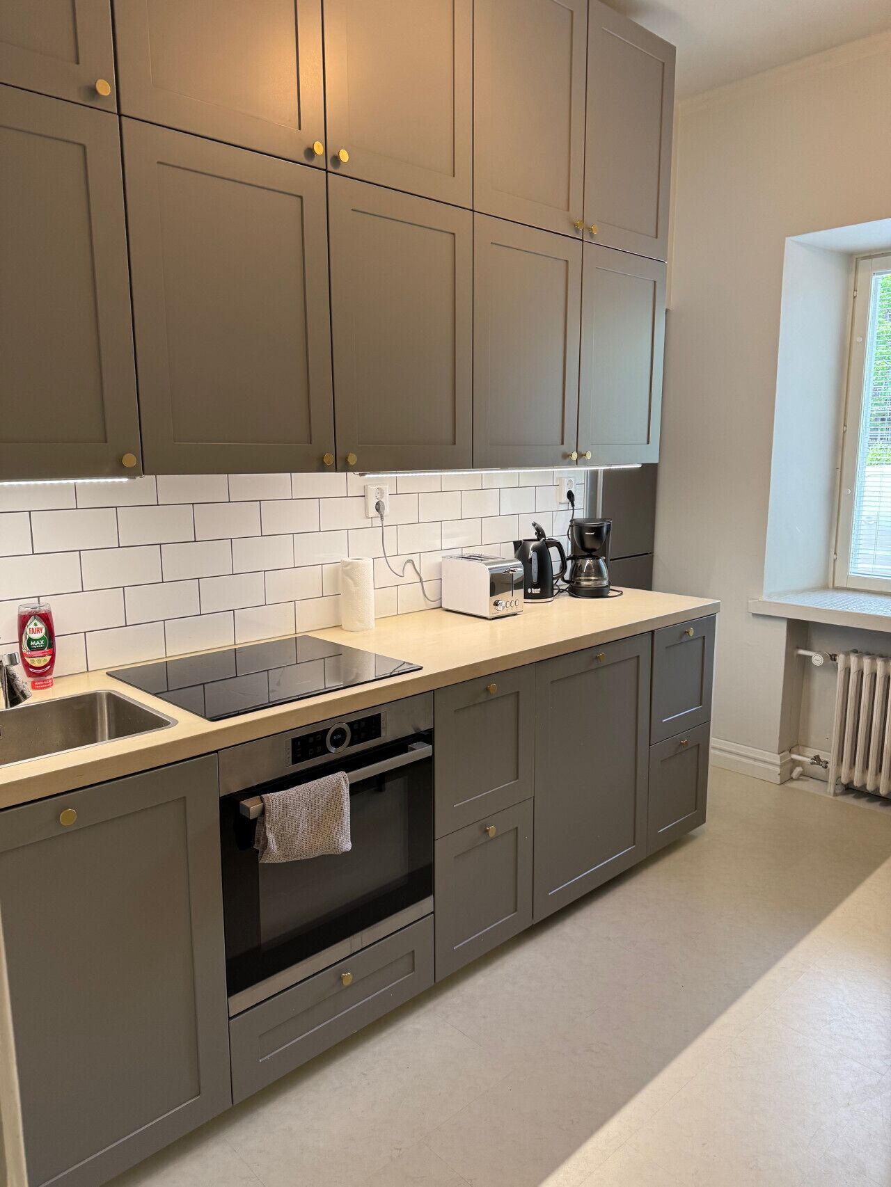 Coffee/tea maker, fridge, microwave, oven