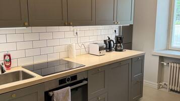 Coffee/tea maker, fridge, microwave, oven