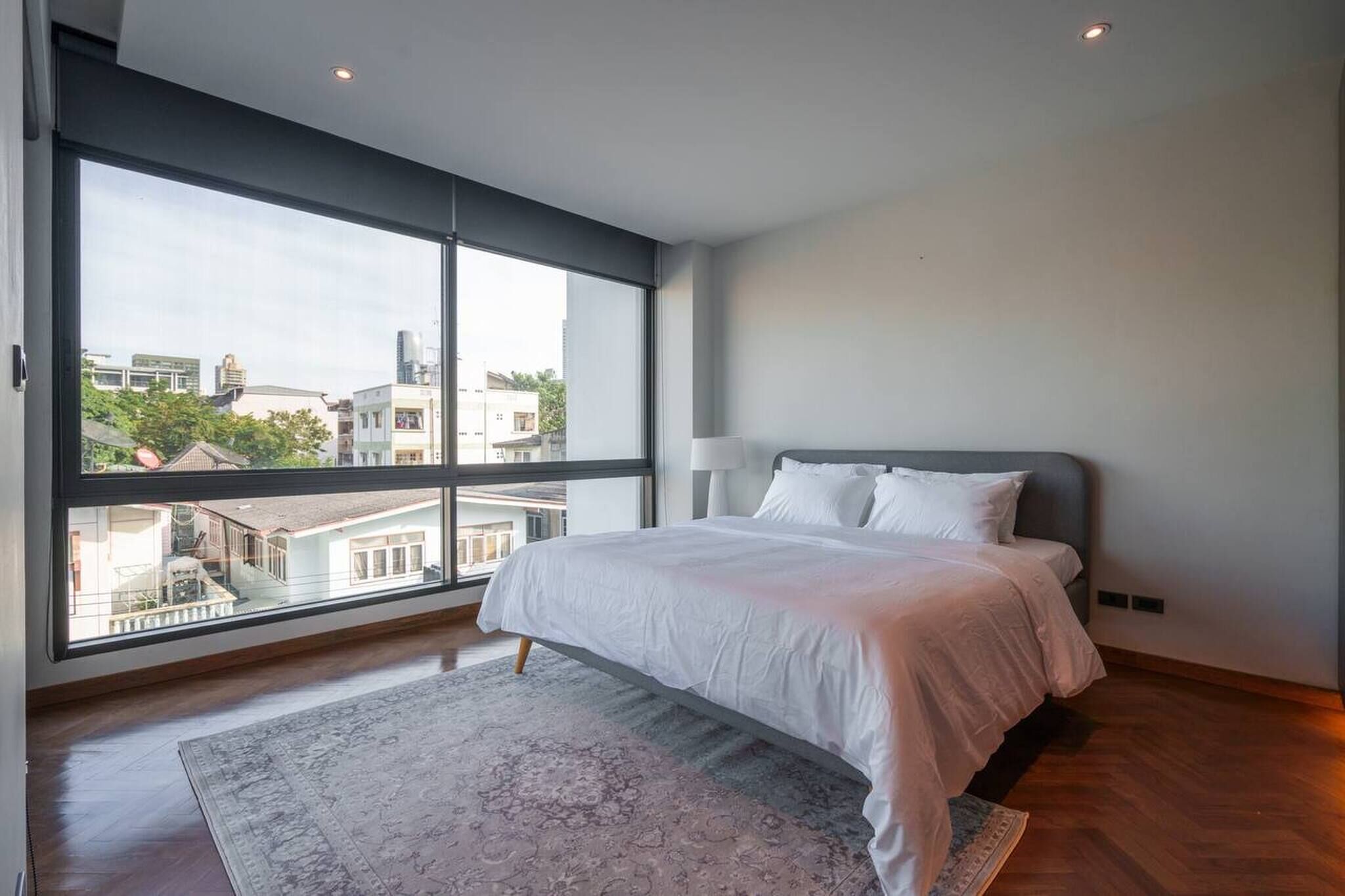 4 bedrooms, iron/ironing board, internet, bed sheets