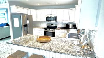 Een microgolfoven, een oven, een kookplaat, een vaatwasser