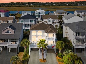 Exterior - Perfect Location! 5-bed/5-bath house/5 minute walk to the Beach in Ocean Isle! (Ocean Isle Beach)