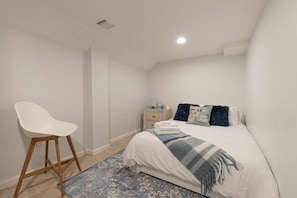 Iron/ironing board, WiFi, bed sheets
