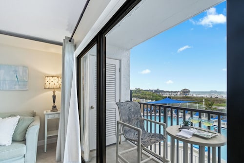 Direct Oceanfront Condo W/ Private Balcony & BBQ Grills