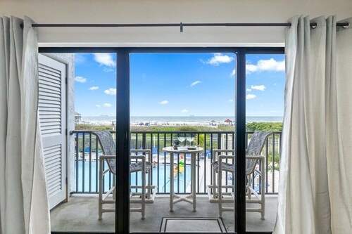 Direct Oceanfront Condo W/ Private Balcony & BBQ Grills