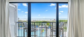 Direct Oceanfront Condo W/ Private Balcony & BBQ Grills
