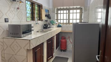 Microwave, oven, stovetop, cookware/dishes/utensils