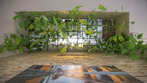 Una habitación con piso de baldosas, un ventanal con diseño de cuadrícula y plantas colgantes del techo.