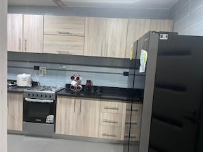 Appartement Deluxe, 2 chambres, balcon | Cuisine privée | Réfrigérateur, micro-ondes, plaque de cuisson, bouilloire électrique