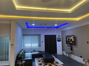 Executive Penthouse | Living room | 52-inch flat-screen TV with digital channels, TV - T-Roys Apartments (Accra)