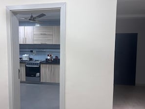 Apartamento Confort, 2 habitaciones, balcón | Cocina privada | Microondas, placa de cocina y utensilios de cocina