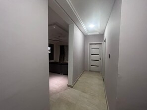 Escritorio, espacio para trabajar con laptop y wifi gratis
