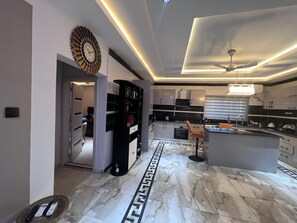 Penthouse Executive | Khu phòng khách | TV màn hình phẳng 52-inch có truyền hình kỹ thuật số, TV