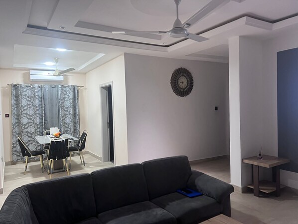 Appartement Deluxe, 2 chambres, balcon | Restauration dans la chambre