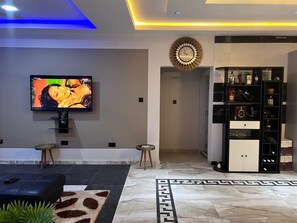 Penthouse Executive | Khu phòng khách | TV màn hình phẳng 52-inch có truyền hình kỹ thuật số, TV