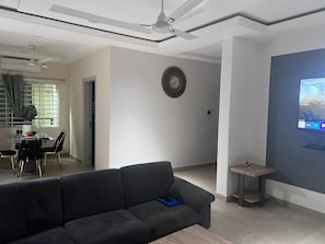 Deluxe-Apartment, 2 Schlafzimmer, Balkon | Wohnbereich