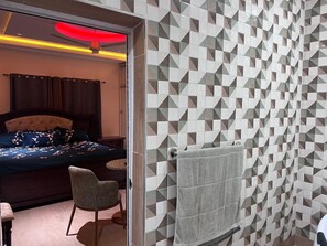 Executive Penthouse | Egyptian cotton sheets, premium bedding, memory-foam beds - T-Roys Apartments (Accra)