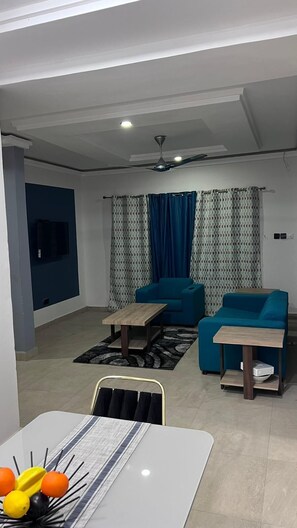 Appartement familial | Aire de séjour | Téléviseur à écran plat de 52 po avec télévision numérique, téléviseur