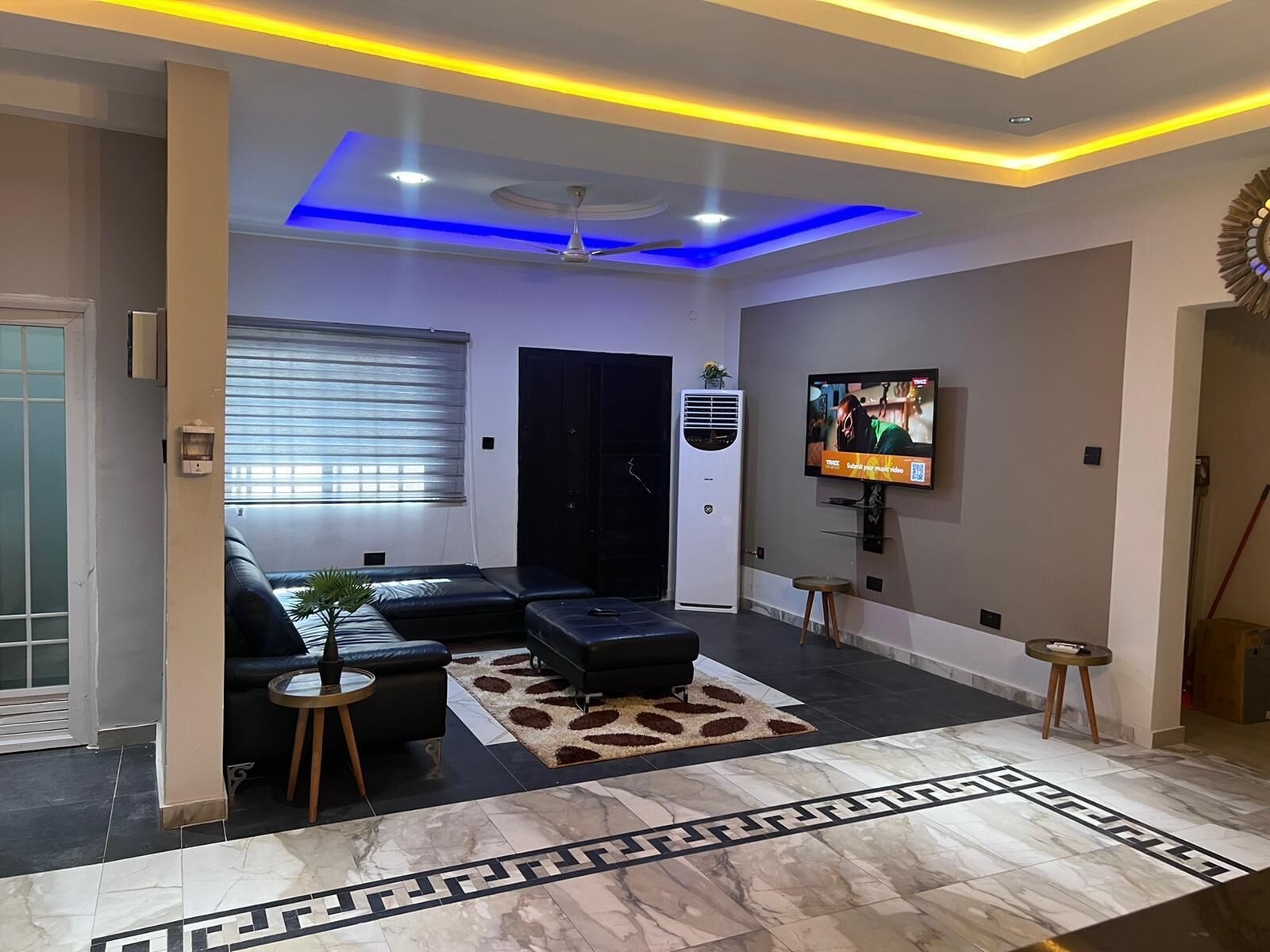 Penthouse ejecutivo | Sala de estar | Televisión de pantalla plana de 52 pulgadas con canales digitales 