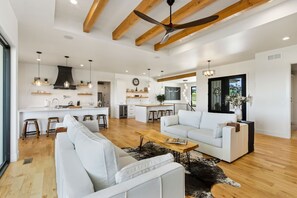 Talo, useita sänkyjä, poreamme, vuoristonäköala (3802 Bridle Ridge Circle) | Oleskelualue | Taulutelevisio, takka, työhuone