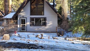 A cabin with a gabled roof, large windows, and a door. - Charming 2-bdrm cabin in Fawnskin, with Wifi & just a 5 minute walk to the lake (Fawnskin)