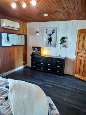 Fer et planche à repasser, lit parapluie, Wi-Fi, draps fournis