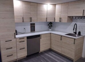 Een koelkast, een magnetron, een oven, een kookplaat