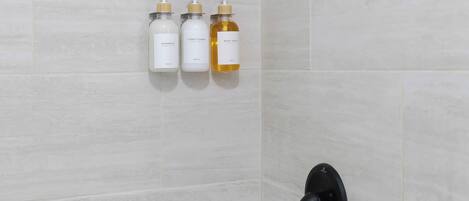 Regadera, secadora de cabello, toallas, jabón