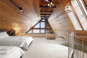 6 bedrooms, iron/ironing board, WiFi, bed sheets - Luxury Waterfront Home Built for Entertaining! (Abingdon)