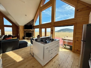 Fridge, microwave, oven, stovetop - Dog-Friendly. 50-Acre Mountain Escape with Hot Tub and 2 Fireplaces (Fairplay)