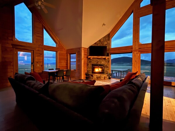 Smart TV, fireplace - Sky Acres - Luxe Lodge + Hot Tub + 2 Fireplaces on 50 Private Acres (Fairplay)