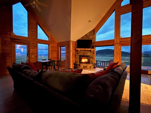 Sky Acres - Luxe Lodge + Hot Tub + 2 Fireplaces on 50 Private Acres