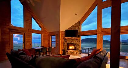 Sky Acres - Luxe Lodge + Hot Tub + 2 Fireplaces on 50 Private Acres