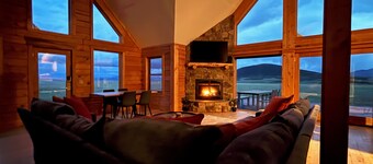 Sky Acres - Luxe Lodge + Hot Tub + 2 Fireplaces on 50 Private Acres