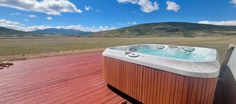 Sky Acres - Luxe Lodge + Hot Tub + 2 Fireplaces on 50 Private Acres