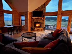 Smart TV, fireplace