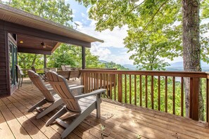 Terrace/patio - Majestic View cabin in Bryson City: 4BR, lake views, sleeps 10—your perfect mountain escape! (Bryson City)