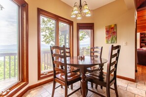 Dining - Majestic View cabin in Bryson City: 4BR, lake views, sleeps 10—your perfect mountain escape! (Bryson City)