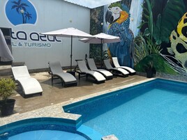 Una piscina al aire libre