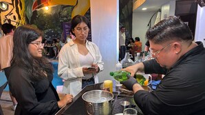 Bar tepi kolam renang