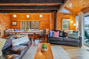 Smart TV - Hillside Cabin | On Keuka Lake | FLX (Penn Yan)