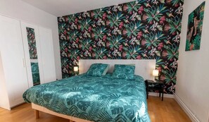 Travel crib, free WiFi, bed sheets