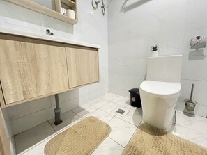 Towels, soap, toilet paper - Executive Studio apartment with fitness room and WiFi in vibrant Ruaka near UN . (Ruaka)