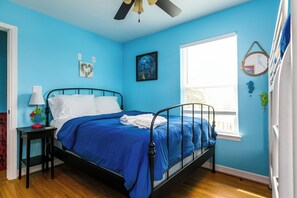 3 bedrooms, desk, WiFi, bed sheets
