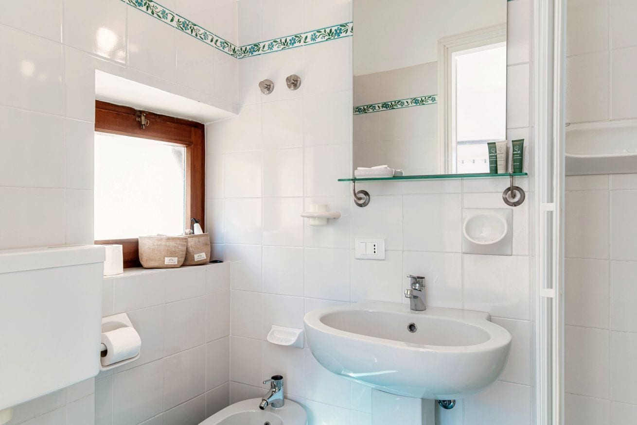 Een douche, een haardroger, een bidet, handdoeken