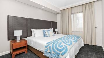 3 chambres, bureau, fer et planche à repasser, lit parapluie